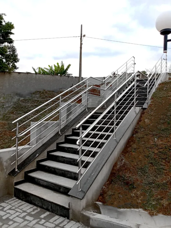 A Inox Catarinense é uma empresa especializada em soluções de aço inox, com mais de 10 anos de experiência no mercado. Fabricamos produtos como corrimãos, guarda-corpos, bancadas, grelhas e diversos outros itens sob medida para atender a residências e indústrias. Localizada em Blumenau, SC, nossa empresa prioriza qualidade, durabilidade e satisfação dos clientes. Para saber mais, visite nosso site: www.inoxcatarinense.com.br.