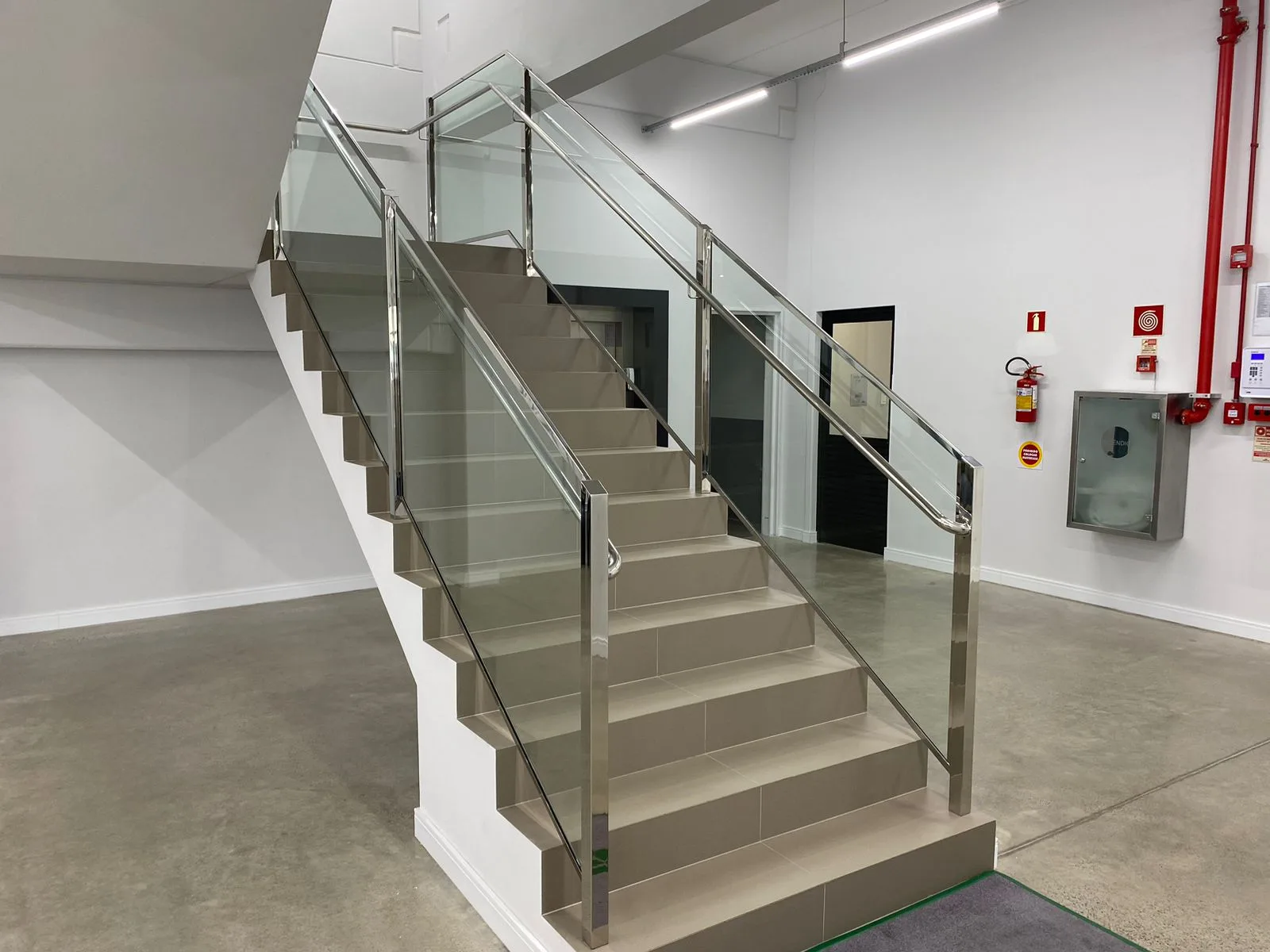 A Inox Catarinense é uma empresa especializada em soluções de aço inox, com mais de 10 anos de experiência no mercado. Fabricamos produtos como corrimãos, guarda-corpos, bancadas, grelhas e diversos outros itens sob medida para atender a residências e indústrias. Localizada em Blumenau, SC, nossa empresa prioriza qualidade, durabilidade e satisfação dos clientes. Para saber mais, visite nosso site: www.inoxcatarinense.com.br.
