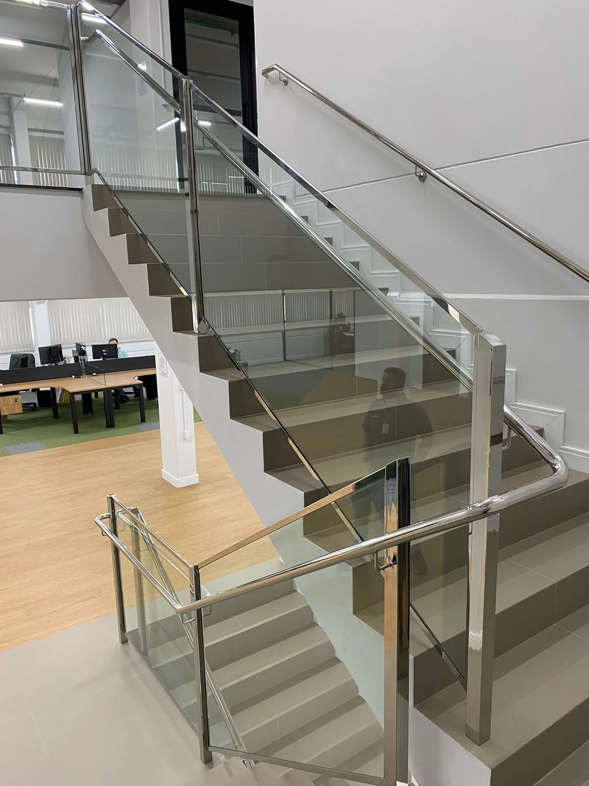 A Inox Catarinense é uma empresa especializada em soluções de aço inox, com mais de 10 anos de experiência no mercado. Fabricamos produtos como corrimãos, guarda-corpos, bancadas, grelhas e diversos outros itens sob medida para atender a residências e indústrias. Localizada em Blumenau, SC, nossa empresa prioriza qualidade, durabilidade e satisfação dos clientes. Para saber mais, visite nosso site: www.inoxcatarinense.com.br.