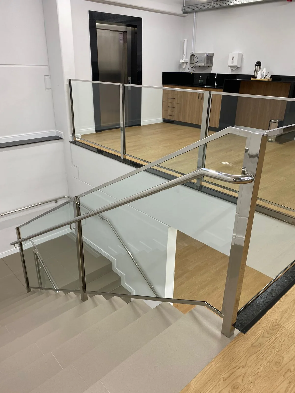 A Inox Catarinense é uma empresa especializada em soluções de aço inox, com mais de 10 anos de experiência no mercado. Fabricamos produtos como corrimãos, guarda-corpos, bancadas, grelhas e diversos outros itens sob medida para atender a residências e indústrias. Localizada em Blumenau, SC, nossa empresa prioriza qualidade, durabilidade e satisfação dos clientes. Para saber mais, visite nosso site: www.inoxcatarinense.com.br.