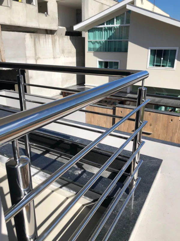A Inox Catarinense é uma empresa especializada em soluções de aço inox, com mais de 10 anos de experiência no mercado. Fabricamos produtos como corrimãos, guarda-corpos, bancadas, grelhas e diversos outros itens sob medida para atender a residências e indústrias. Localizada em Blumenau, SC, nossa empresa prioriza qualidade, durabilidade e satisfação dos clientes. Para saber mais, visite nosso site: www.inoxcatarinense.com.br.