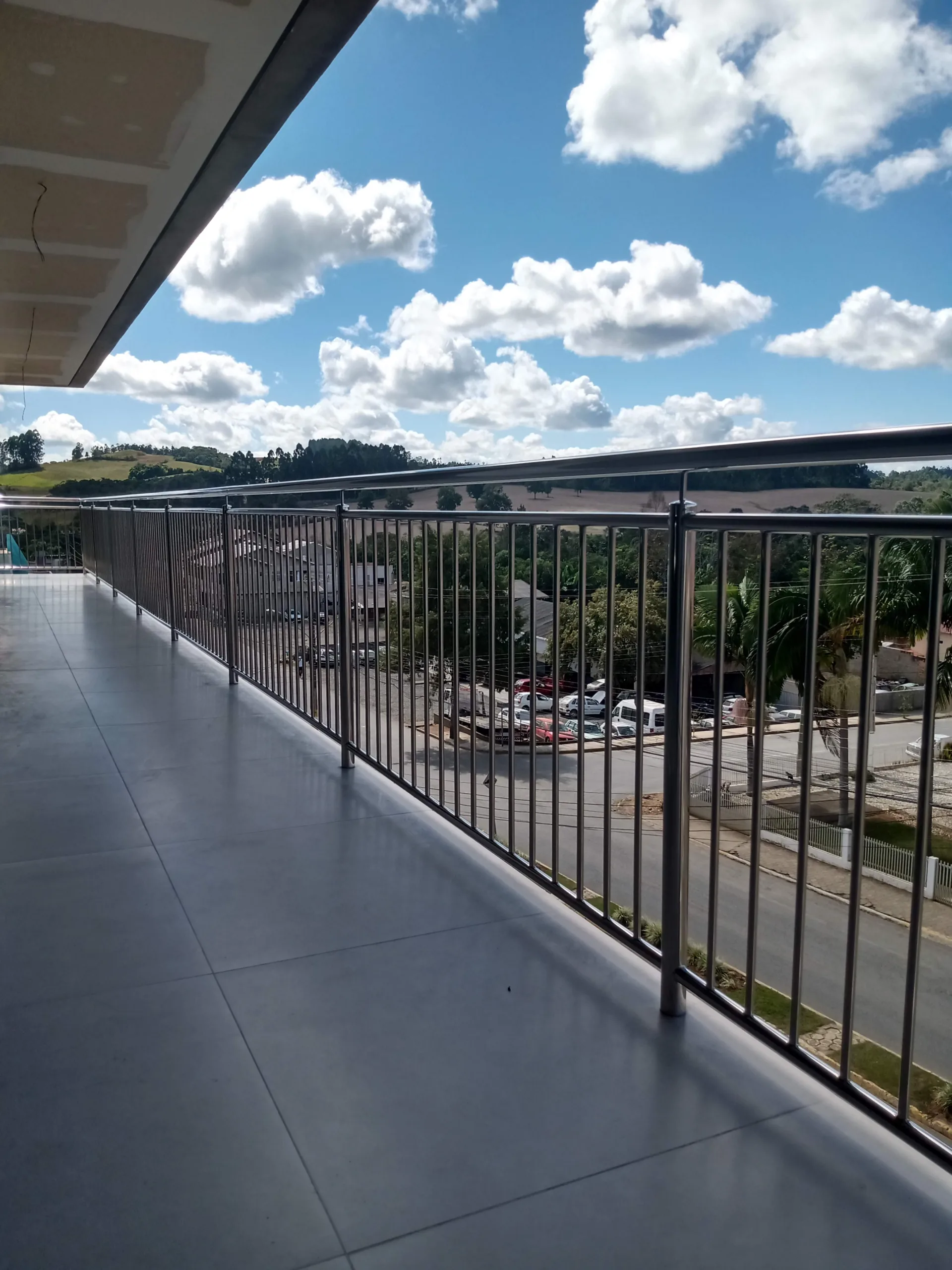A Inox Catarinense é uma empresa especializada em soluções de aço inox, com mais de 10 anos de experiência no mercado. Fabricamos produtos como corrimãos, guarda-corpos, bancadas, grelhas e diversos outros itens sob medida para atender a residências e indústrias. Localizada em Blumenau, SC, nossa empresa prioriza qualidade, durabilidade e satisfação dos clientes. Para saber mais, visite nosso site: www.inoxcatarinense.com.br.