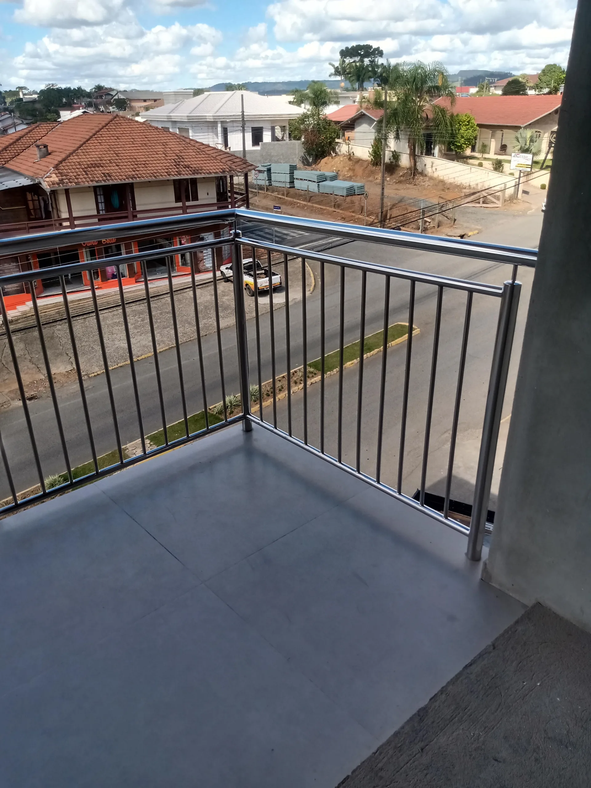 A Inox Catarinense é uma empresa especializada em soluções de aço inox, com mais de 10 anos de experiência no mercado. Fabricamos produtos como corrimãos, guarda-corpos, bancadas, grelhas e diversos outros itens sob medida para atender a residências e indústrias. Localizada em Blumenau, SC, nossa empresa prioriza qualidade, durabilidade e satisfação dos clientes. Para saber mais, visite nosso site: www.inoxcatarinense.com.br.