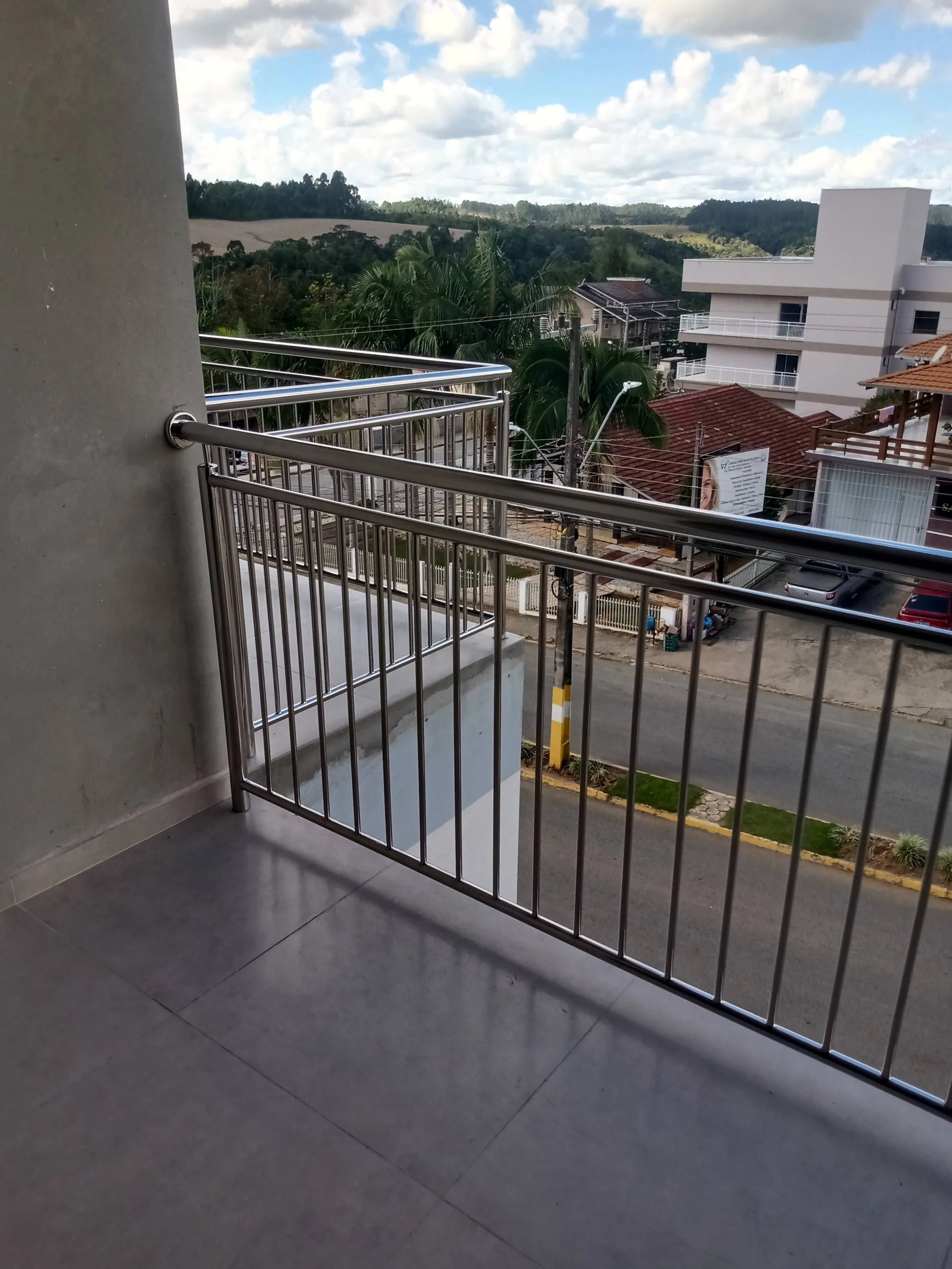 A Inox Catarinense é uma empresa especializada em soluções de aço inox, com mais de 10 anos de experiência no mercado. Fabricamos produtos como corrimãos, guarda-corpos, bancadas, grelhas e diversos outros itens sob medida para atender a residências e indústrias. Localizada em Blumenau, SC, nossa empresa prioriza qualidade, durabilidade e satisfação dos clientes. Para saber mais, visite nosso site: www.inoxcatarinense.com.br.