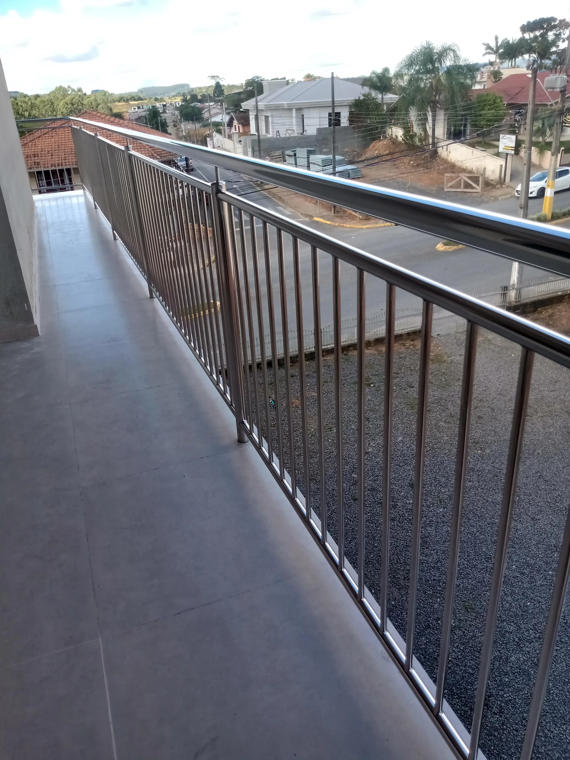 INOXCAT-CGC-RD29 (8)k A Inox Catarinense é uma empresa especializada em soluções de aço inox, com mais de 10 anos de experiência no mercado. Fabricamos produtos como corrimãos, guarda-corpos, bancadas, grelhas e diversos outros itens sob medida para atender a residências e indústrias. Localizada em Blumenau, SC, nossa empresa prioriza qualidade, durabilidade e satisfação dos clientes. Para saber mais, visite nosso site: www.inoxcatarinense.com.br.