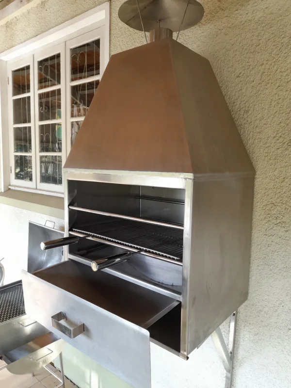 A Inox Catarinense é uma empresa especializada em soluções de aço inox, com mais de 10 anos de experiência no mercado. Fabricamos produtos como corrimãos, guarda-corpos, bancadas, grelhas e diversos outros itens sob medida para atender a residências e indústrias. Localizada em Blumenau, SC, nossa empresa prioriza qualidade, durabilidade e satisfação dos clientes. Para saber mais, visite nosso site: www.inoxcatarinense.com.br.