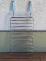 A Inox Catarinense é uma empresa especializada em soluções de aço inox, com mais de 10 anos de experiência no mercado. Fabricamos produtos como corrimãos, guarda-corpos, bancadas, grelhas e diversos outros itens sob medida para atender a residências e indústrias. Localizada em Blumenau, SC, nossa empresa prioriza qualidade, durabilidade e satisfação dos clientes. Para saber mais, visite nosso site: www.inoxcatarinense.com.br.