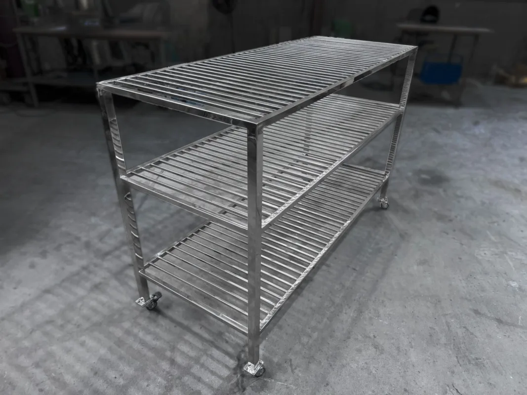 A Inox Catarinense é uma empresa especializada em soluções de aço inox, com mais de 10 anos de experiência no mercado. Fabricamos produtos como corrimãos, guarda-corpos, bancadas, grelhas e diversos outros itens sob medida para atender a residências e indústrias. Localizada em Blumenau, SC, nossa empresa prioriza qualidade, durabilidade e satisfação dos clientes. Para saber mais, visite nosso site: www.inoxcatarinense.com.br.
