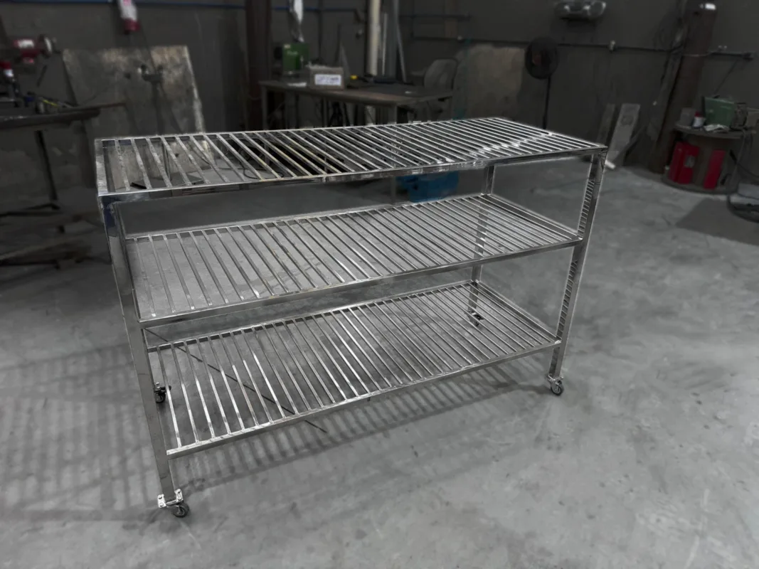 A Inox Catarinense é uma empresa especializada em soluções de aço inox, com mais de 10 anos de experiência no mercado. Fabricamos produtos como corrimãos, guarda-corpos, bancadas, grelhas e diversos outros itens sob medida para atender a residências e indústrias. Localizada em Blumenau, SC, nossa empresa prioriza qualidade, durabilidade e satisfação dos clientes. Para saber mais, visite nosso site: www.inoxcatarinense.com.br.
