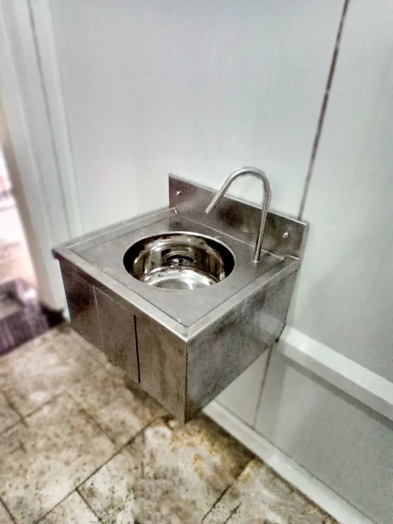 A Inox Catarinense é uma empresa especializada em soluções de aço inox, com mais de 10 anos de experiência no mercado. Fabricamos produtos como corrimãos, guarda-corpos, bancadas, grelhas e diversos outros itens sob medida para atender a residências e indústrias. Localizada em Blumenau, SC, nossa empresa prioriza qualidade, durabilidade e satisfação dos clientes. Para saber mais, visite nosso site: www.inoxcatarinense.com.br.