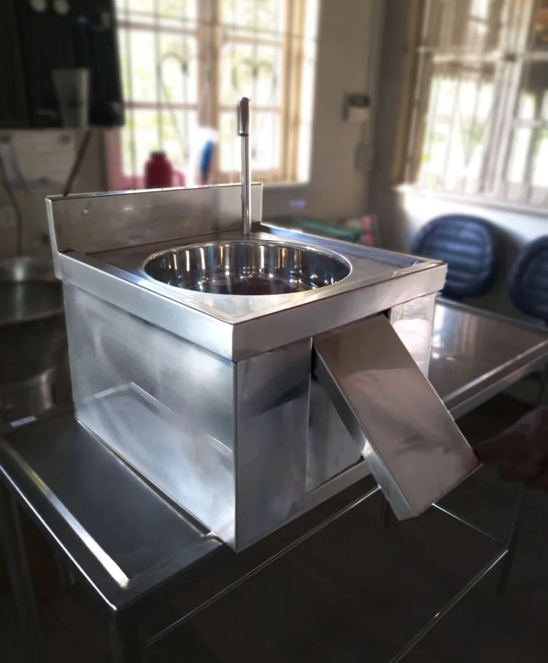 A Inox Catarinense é uma empresa especializada em soluções de aço inox, com mais de 10 anos de experiência no mercado. Fabricamos produtos como corrimãos, guarda-corpos, bancadas, grelhas e diversos outros itens sob medida para atender a residências e indústrias. Localizada em Blumenau, SC, nossa empresa prioriza qualidade, durabilidade e satisfação dos clientes. Para saber mais, visite nosso site: www.inoxcatarinense.com.br.