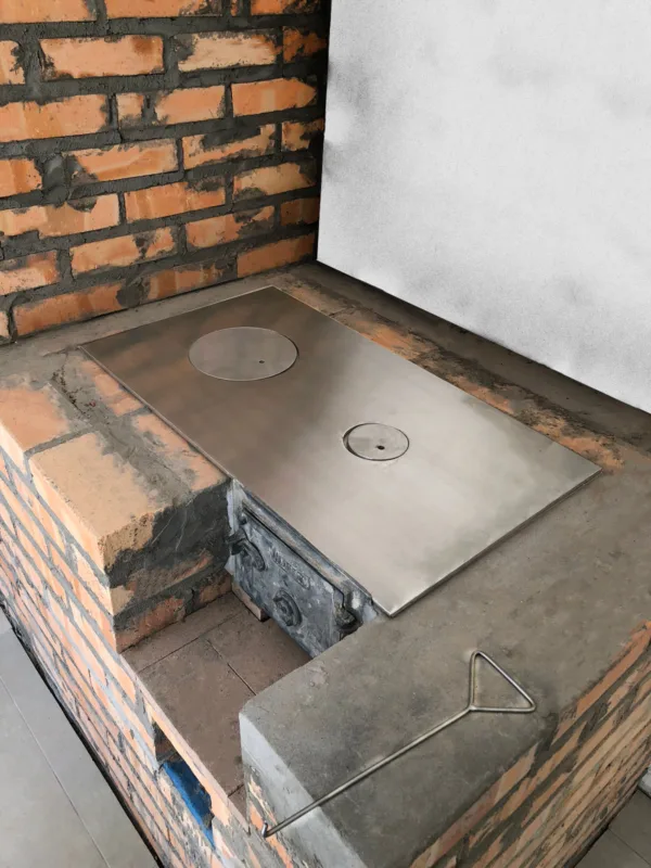A Inox Catarinense é uma empresa especializada em soluções de aço inox, com mais de 10 anos de experiência no mercado. Fabricamos produtos como corrimãos, guarda-corpos, bancadas, grelhas e diversos outros itens sob medida para atender a residências e indústrias. Localizada em Blumenau, SC, nossa empresa prioriza qualidade, durabilidade e satisfação dos clientes. Para saber mais, visite nosso site: www.inoxcatarinense.com.br.