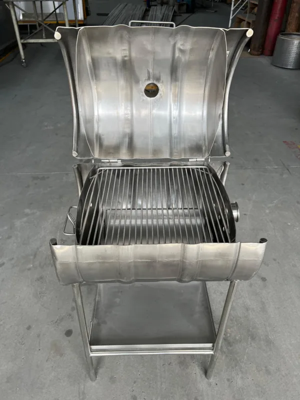 A Inox Catarinense é uma empresa especializada em soluções de aço inox, com mais de 10 anos de experiência no mercado. Fabricamos produtos como corrimãos, guarda-corpos, bancadas, grelhas e diversos outros itens sob medida para atender a residências e indústrias. Localizada em Blumenau, SC, nossa empresa prioriza qualidade, durabilidade e satisfação dos clientes. Para saber mais, visite nosso site: www.inoxcatarinense.com.br.